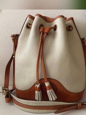 🤎Vintage 1990s Dooney & Bourke cream pebbled leather drawstring bucket bag🤎